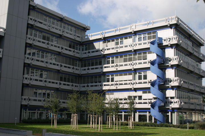 Gebäude A5, Fakultät für Sozialwissenschaften vor blauem Himmel