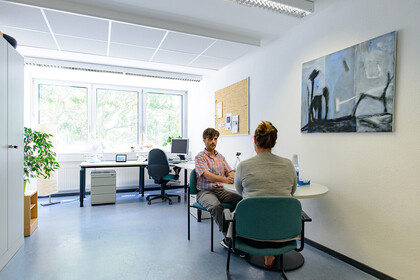 Büro, in der eine Sprechstunde abgehalten wird